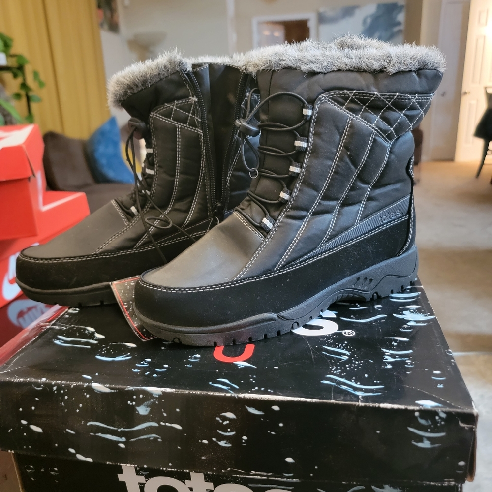 TOTES snow boots